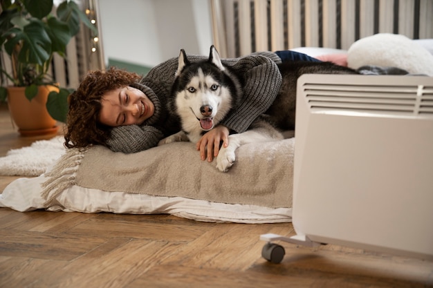 Donna che trascorre del tempo con il suo animale domestico