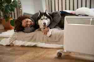 Foto gratuita donna che trascorre del tempo con il suo animale domestico