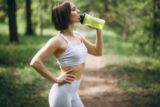 Женщина спортивная питьевая вода