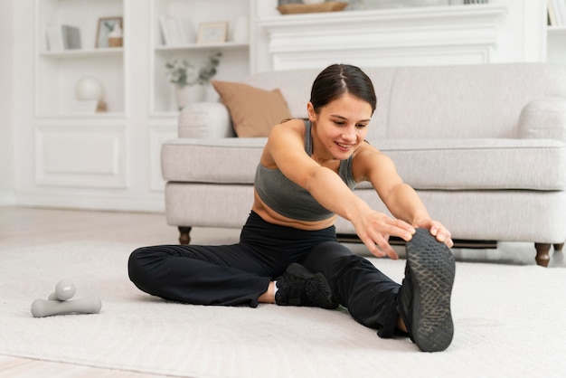 Foto gratuita donna in abbigliamento sportivo che si esercita a casa