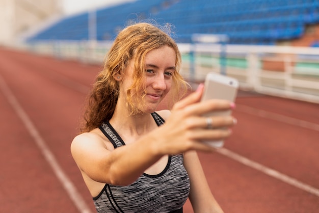 Selfieを取ってスタジアムの女性