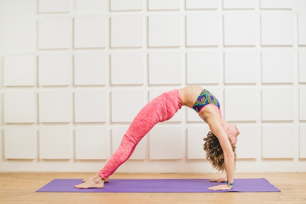 Free photo woman standing in bridge pose and exercising