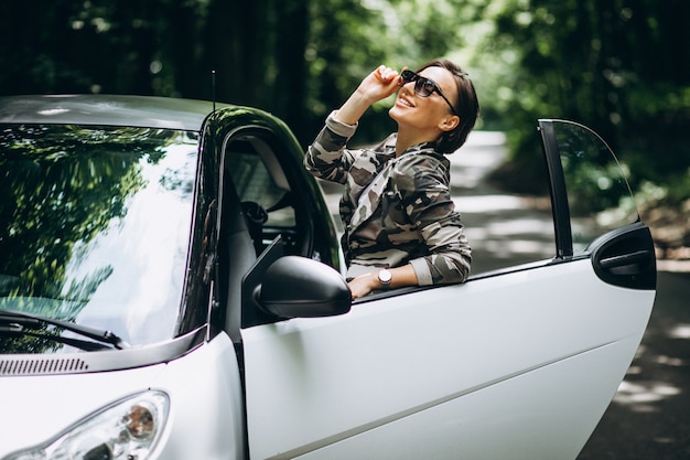 Donna che fa una pausa l'automobile in parco