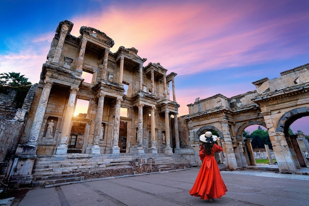 이즈미르, 터키의 에페소스 고대 도시의 Celsus 도서관에 서있는 여자.