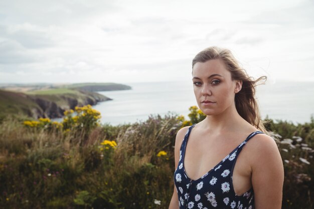 Free photo woman standing on cliff over sea