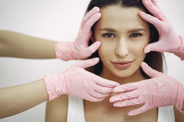 Donna in piedi in uno studio di cosmetologia