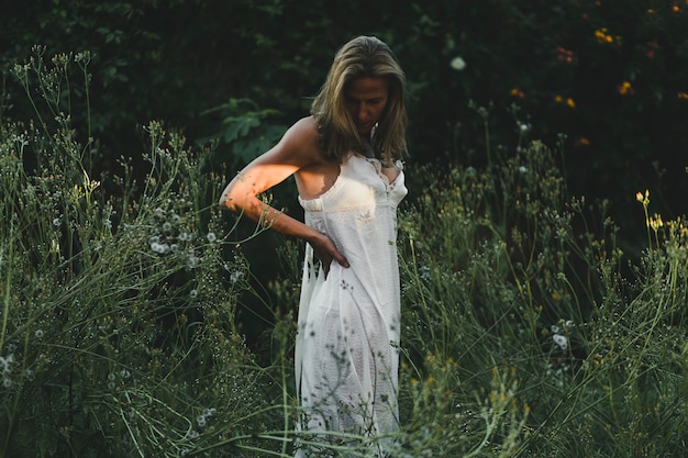 Foto gratuita donna, standing, campo