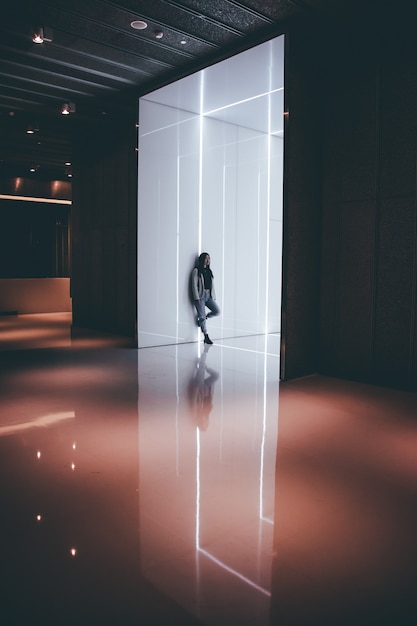 Donna in piedi in un edificio futuristico