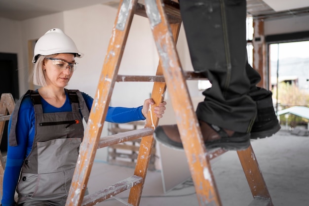 Foto gratuita donna in piedi sulla scala per l'equilibrio