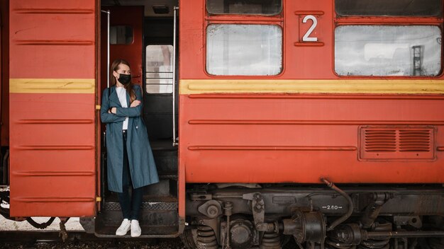 電車の階段に立っている女性