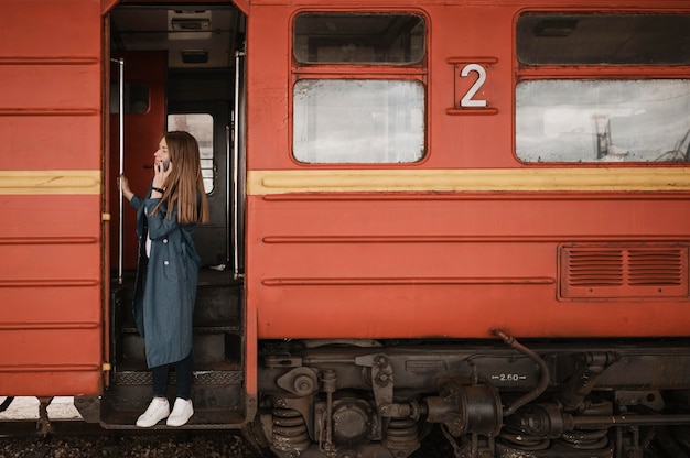 Foto gratuita donna in piedi all'ingresso del treno e alla ricerca di qualcuno