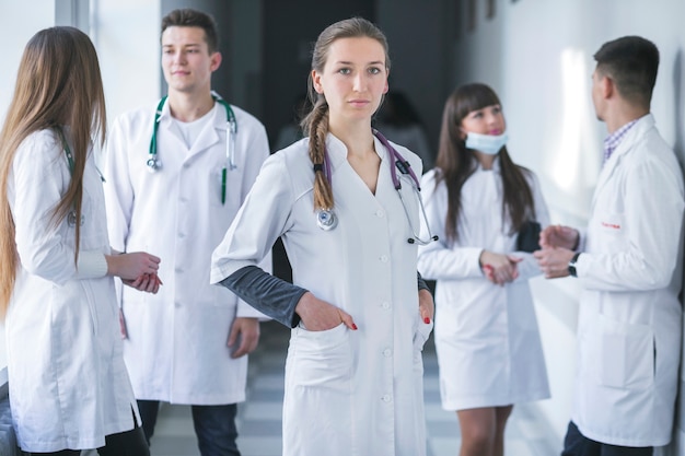 Женщина, стоящая с коллегами-медиками