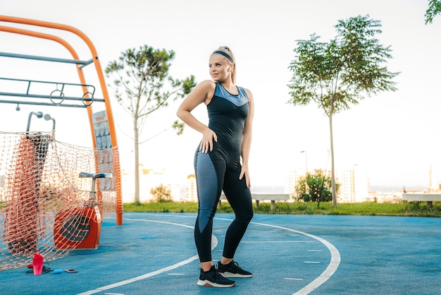 La donna sta in palestra all'aperto