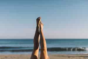 Foto gratuita donna, stretching, gambe, sdraiato, spiaggia