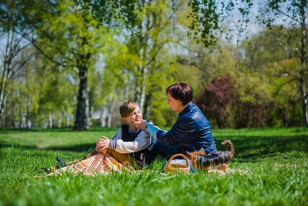 公園で彼女の息子の顔を撫でている女性