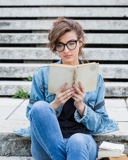 女の子、読書、公園、階段