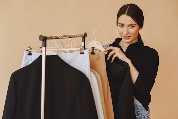 Foto gratuita donna in uno studio con molti vestiti