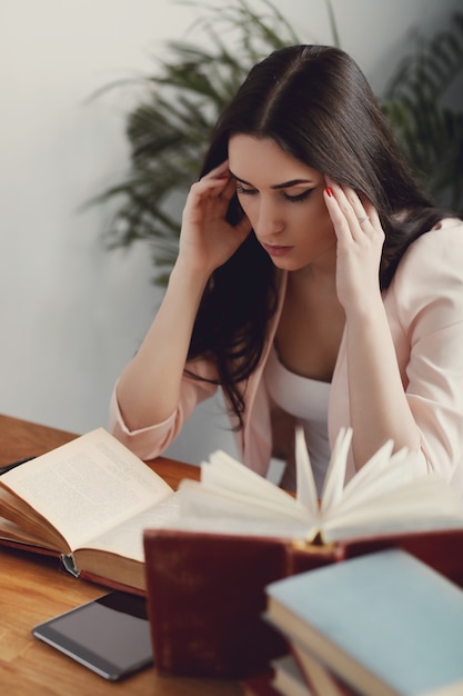 Donna che studia in biblioteca