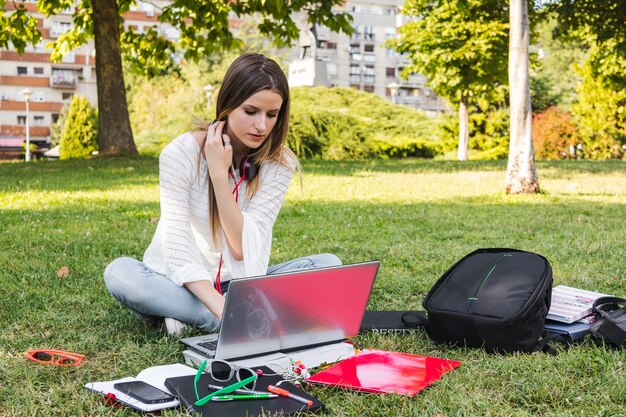 Женщина учится в парке