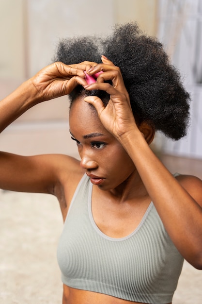 Foto gratuita vista laterale dei capelli afro per lo styling della donna