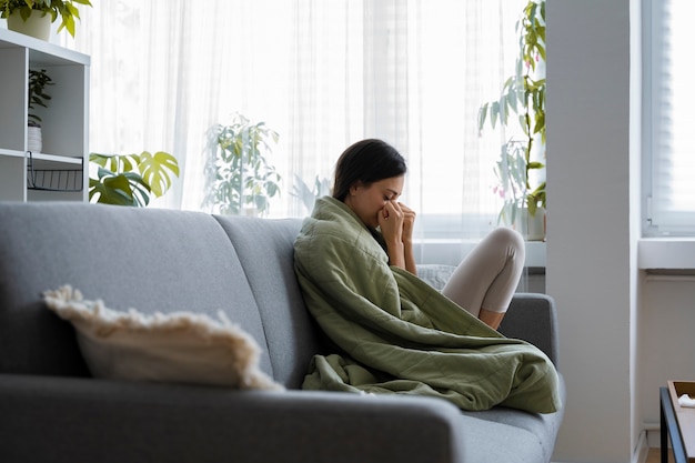 Donna che soffre di allergie a tutto campo