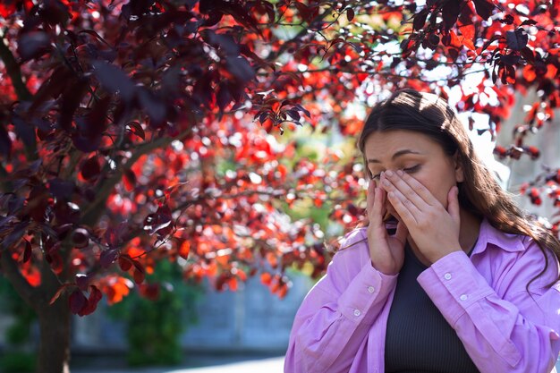 Женщина страдает от аллергии снаружи