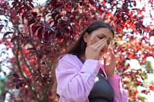 Foto gratuita donna che soffre di allergie all'esterno