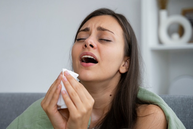 アレルギーに苦しむ女性の側面図