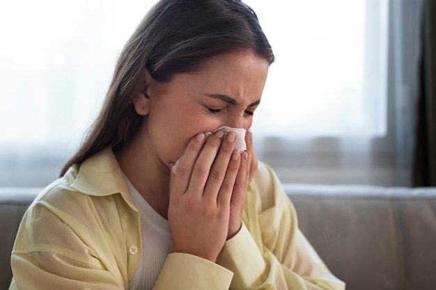 알레르기로 고통받는 여성