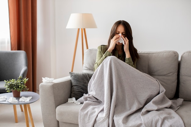 Free photo woman suffering from allergy front view