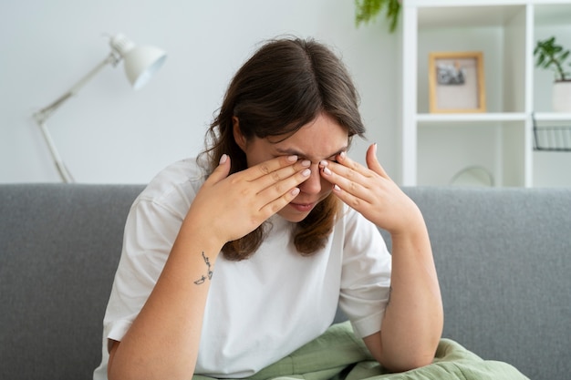アレルギーに悩む女性 ミディアムショット