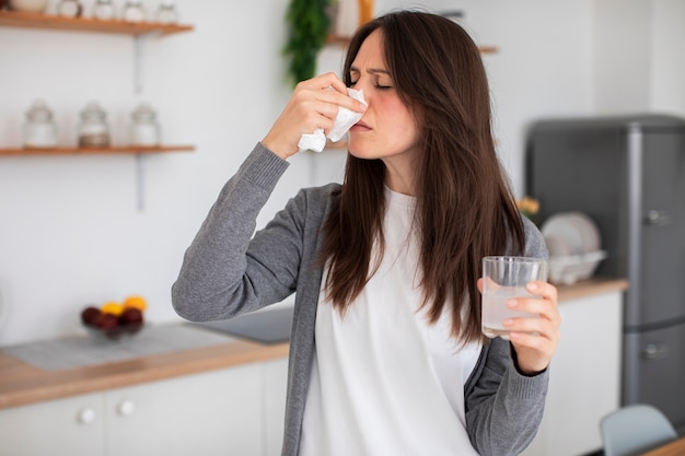 Foto gratuita donna che soffre di allergia colpo medio