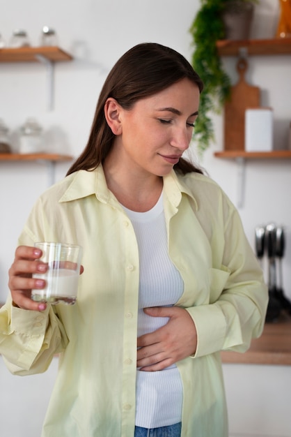 食物アレルギーに苦しんでいる女性