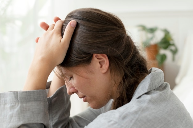 片頭痛と頭痛に苦しんでいる女性