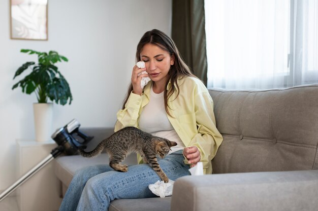 애완 동물 알레르기로 고통받는 여성