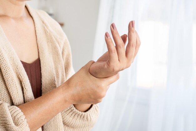 손목 통증 마비 또는 손목 터널 증후군으로 고통받는 여성