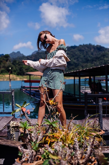 여름 드레스와 재킷 관광 여자 태국, 카오 속 국립 공원, 보트와 호수에 대한 놀라운 전망을 여행합니다.