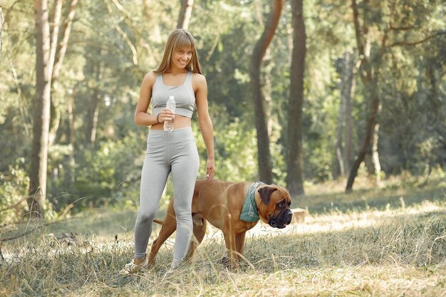 犬と遊ぶ夏の森の女