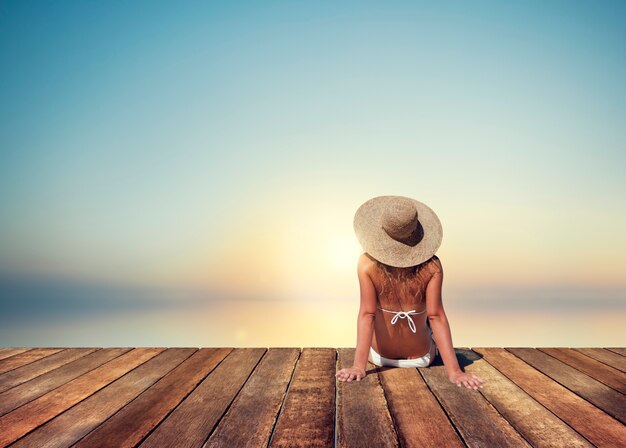 여자 일광욕 화창한 여름 해변 편안한 개념