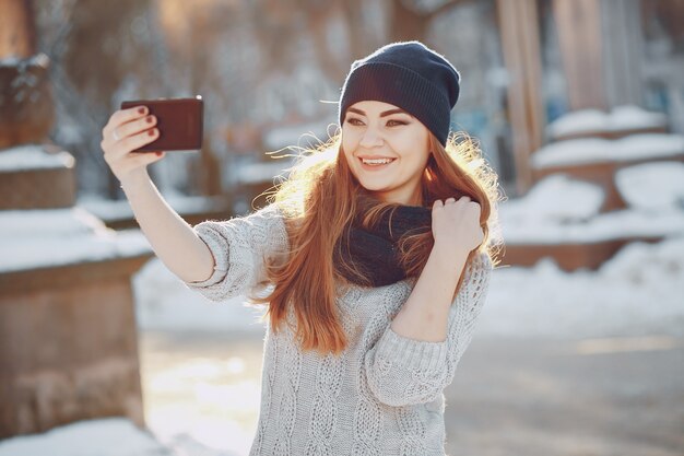 若い女性日当たりの良い幸せなシーズン