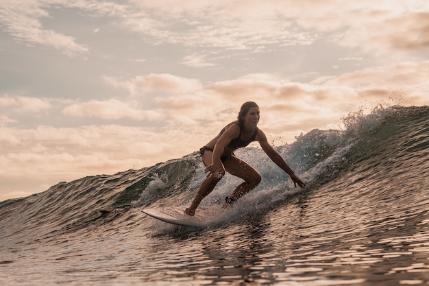 インドネシア、スマトラ島、メンタワイ諸島でサーフィンをする女性