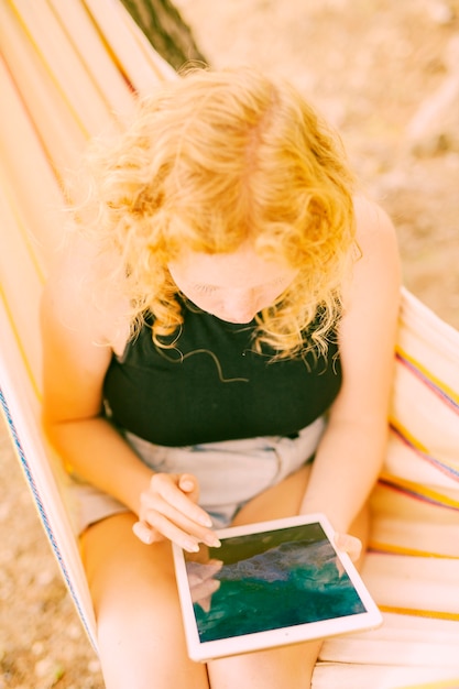 タブレットを屋外でサーフィンの女性