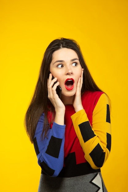 Foto gratuita donna sorpresa mentre parla al telefono