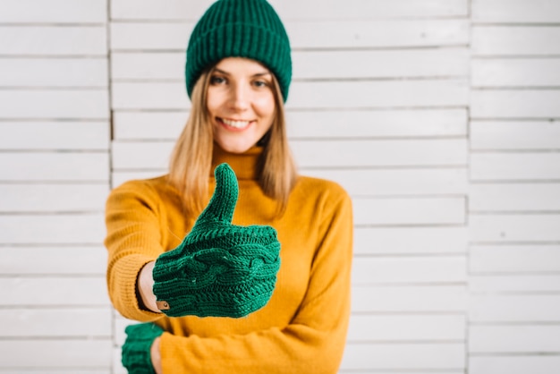 Foto gratuita donna in maglione che mostra pollice in su