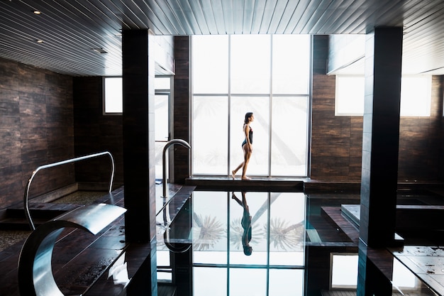 Free photo woman next to swimming pool in spa