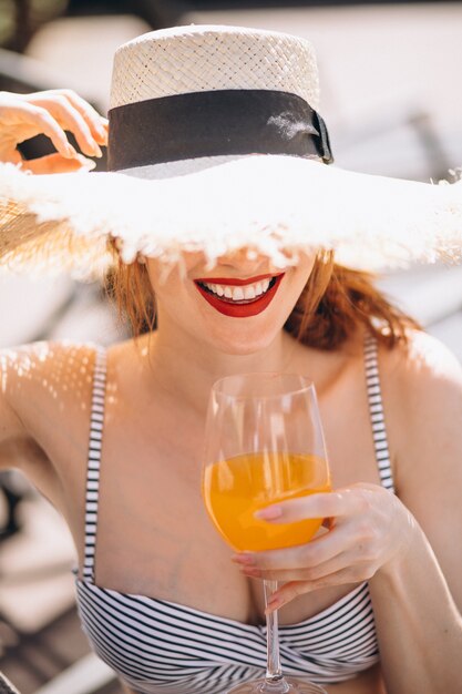 Foto gratuita donna in costume da bagno su una vacanza bere succo