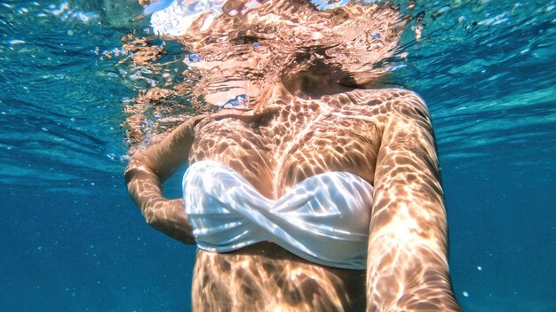 水、地中海で泳ぐ女性