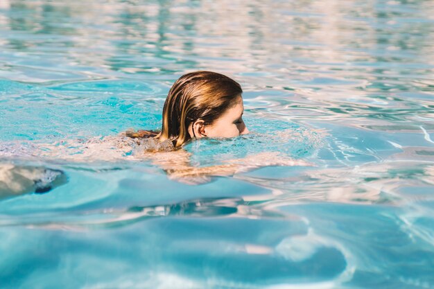 女性の水泳