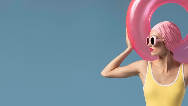 Foto gratuita donna in costume da bagno con un anello di nuoto