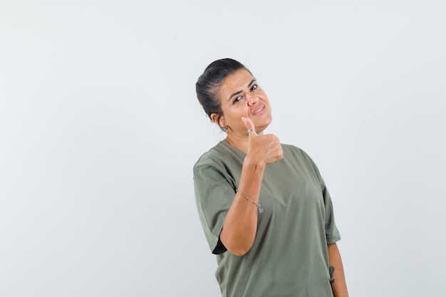 親指を立てて陽気に見えるTシャツの女性